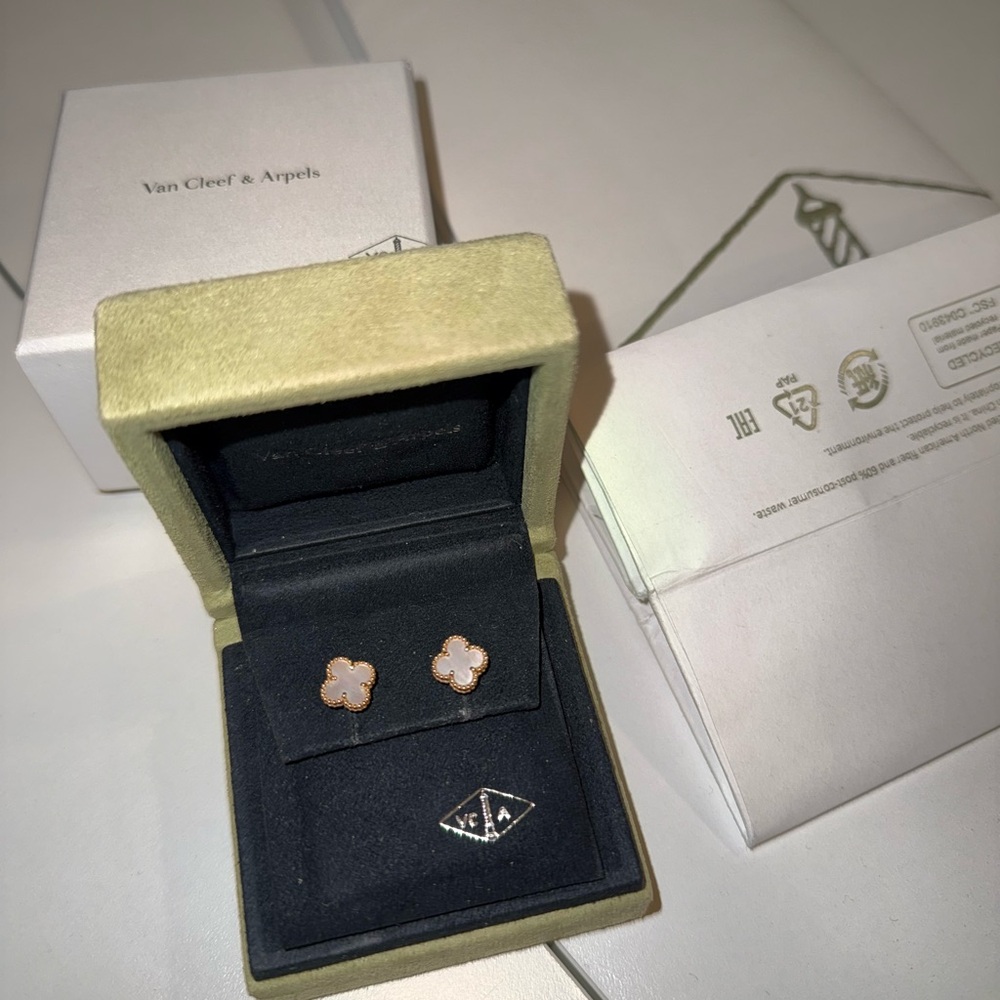 Van Cleef & Arpels Sweet Alhambra Mother of Pearl Earstuds